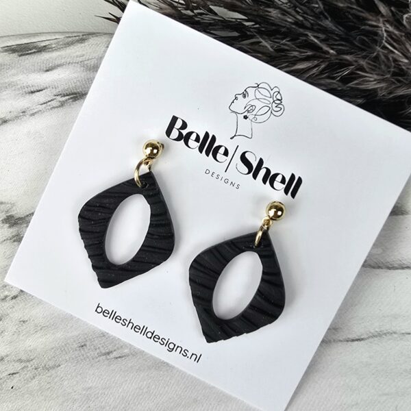 Handgemaakte unieke oorbellen Mona Zwart textured1 Oorbellen 'Mona Zwart Textured'